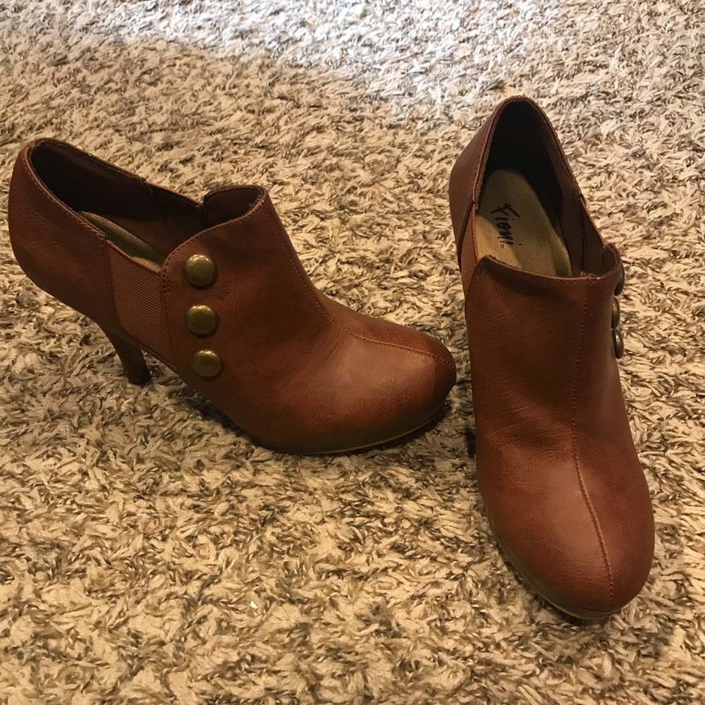 Fioni brown heels